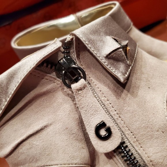 Guess Picturing Suede Thong Sandals new in box! - Picture 2 of 7